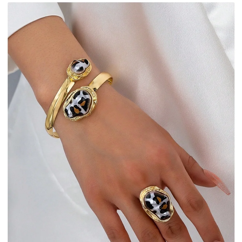 Gold tone zinc alloy set of Adjudtable leopard ring & bracelet - Picture 2 of 5